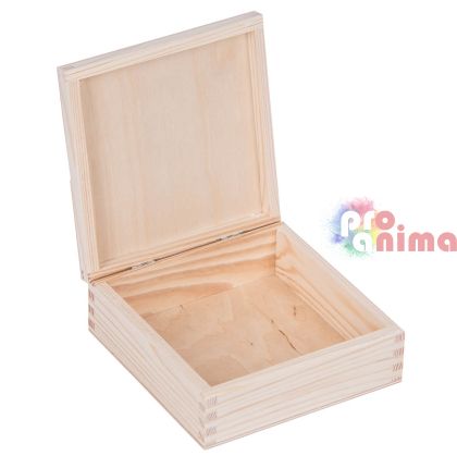 квадратна дървена кутия